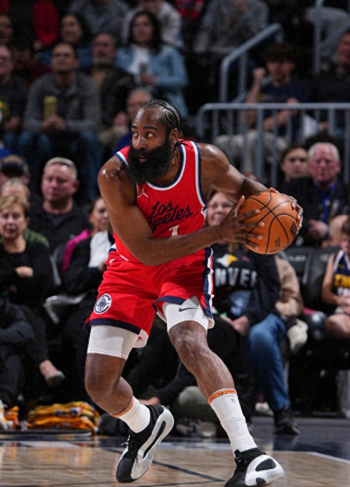 包含NBA常规赛清晨走向成谜，密尔沃基雄鹿外线爆发，更衣室稳定，数据趋势出现新变化的词条