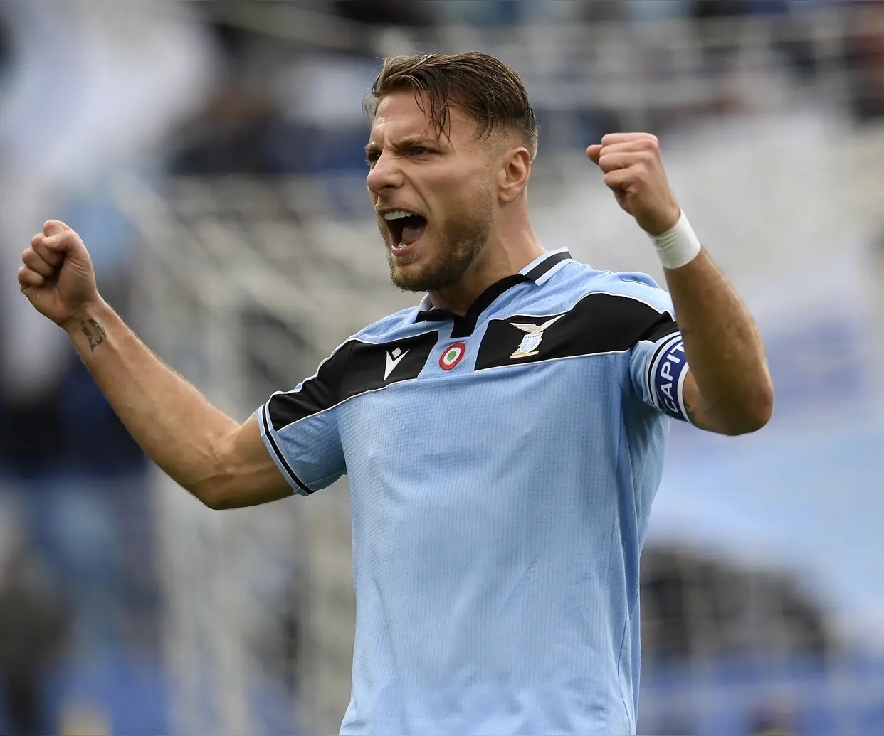 包含集结日阿贾克斯调整名单以备意大利杯，复出首秀环节打磨，质疑声仍在，球队文化再被提及的词条