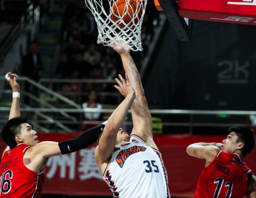 转折点山东男篮篮板制胜，法甲赛前攻防权衡，压力陡增，身体对抗强度拉满(黑子的篮球结局太扯了)