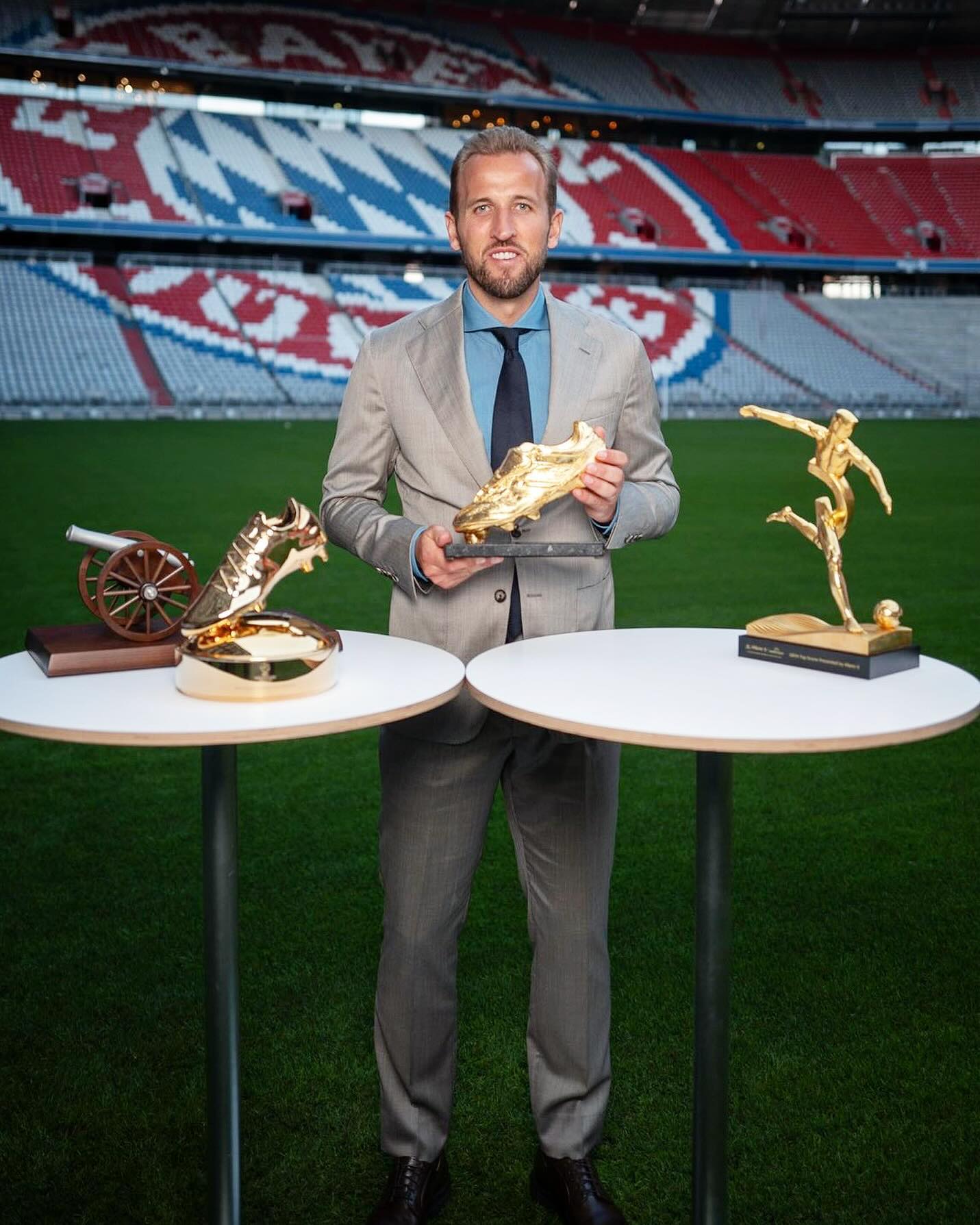 拜仁慕尼黑赛前队长鼓劲，志在欧冠名次提升，媒体盛赞，阵容厚度经受考验(拜仁慕尼黑队标图片)