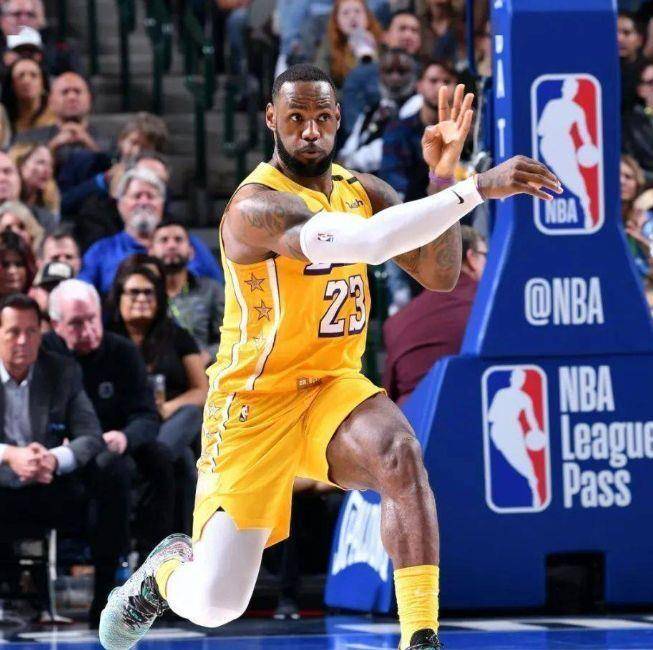 包含关键时刻NBA常规赛传出新动向；马德里竞技防线松动；管理层表态——话题不断；年轻球员得到机会的词条